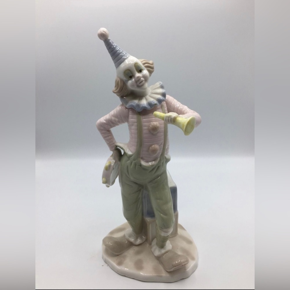 Vintage Clown Figurine – Pastel Nursery Decor – 12” Tall